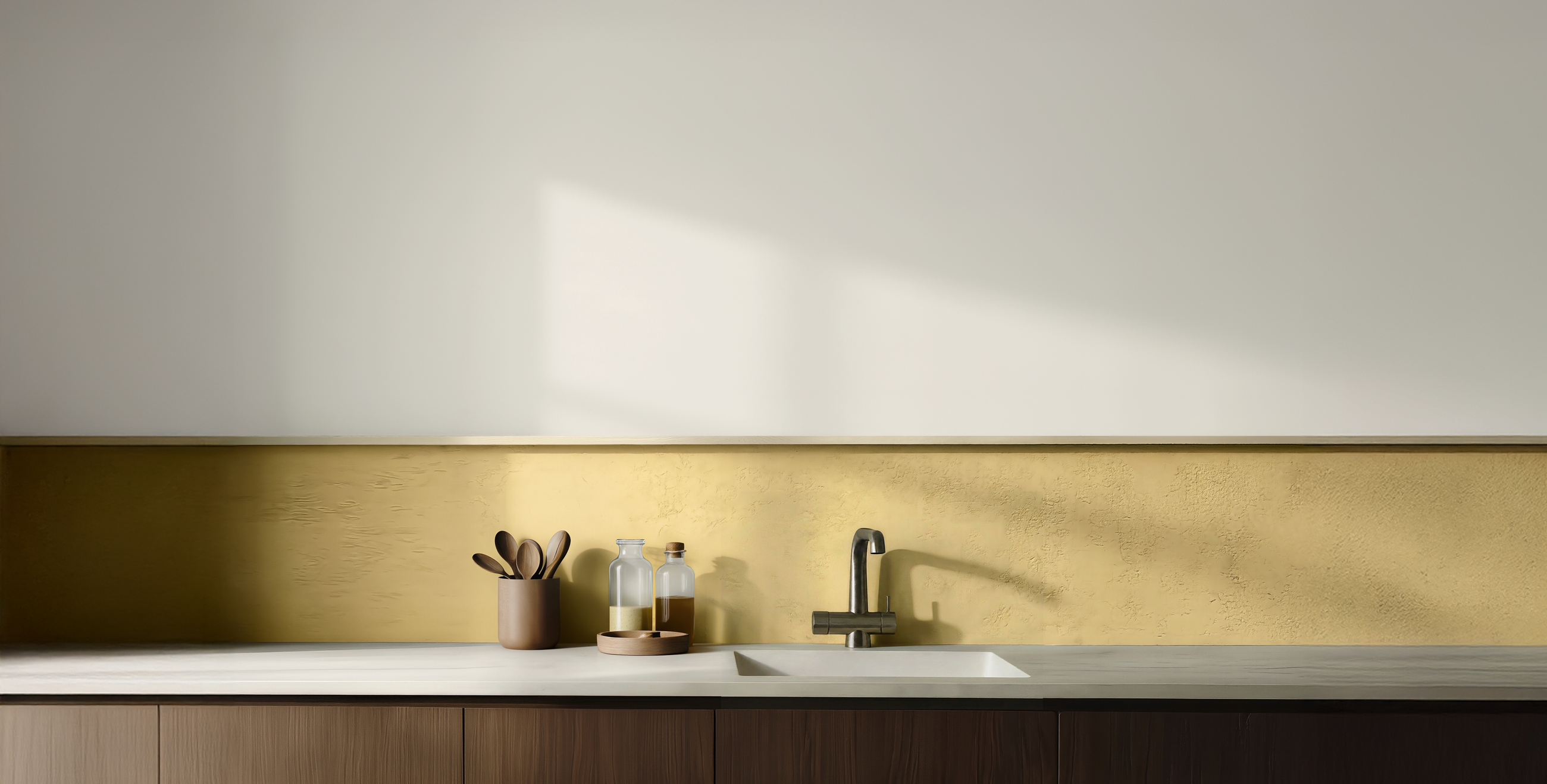 Interior amb paret pintada de color groc ocre